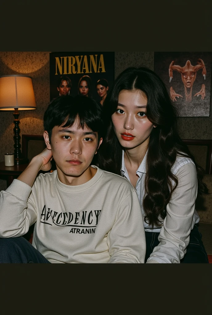 two asian people sitting on a sofa, ellos son pareja, estan cerca el uno del otro, imagen filtrada, jungkook, son muy serios, they are in love, con hiedra, jia, jennie rosa negro, jennie Kim, kda y sam que, yammy, celebridad, Mega escaneos