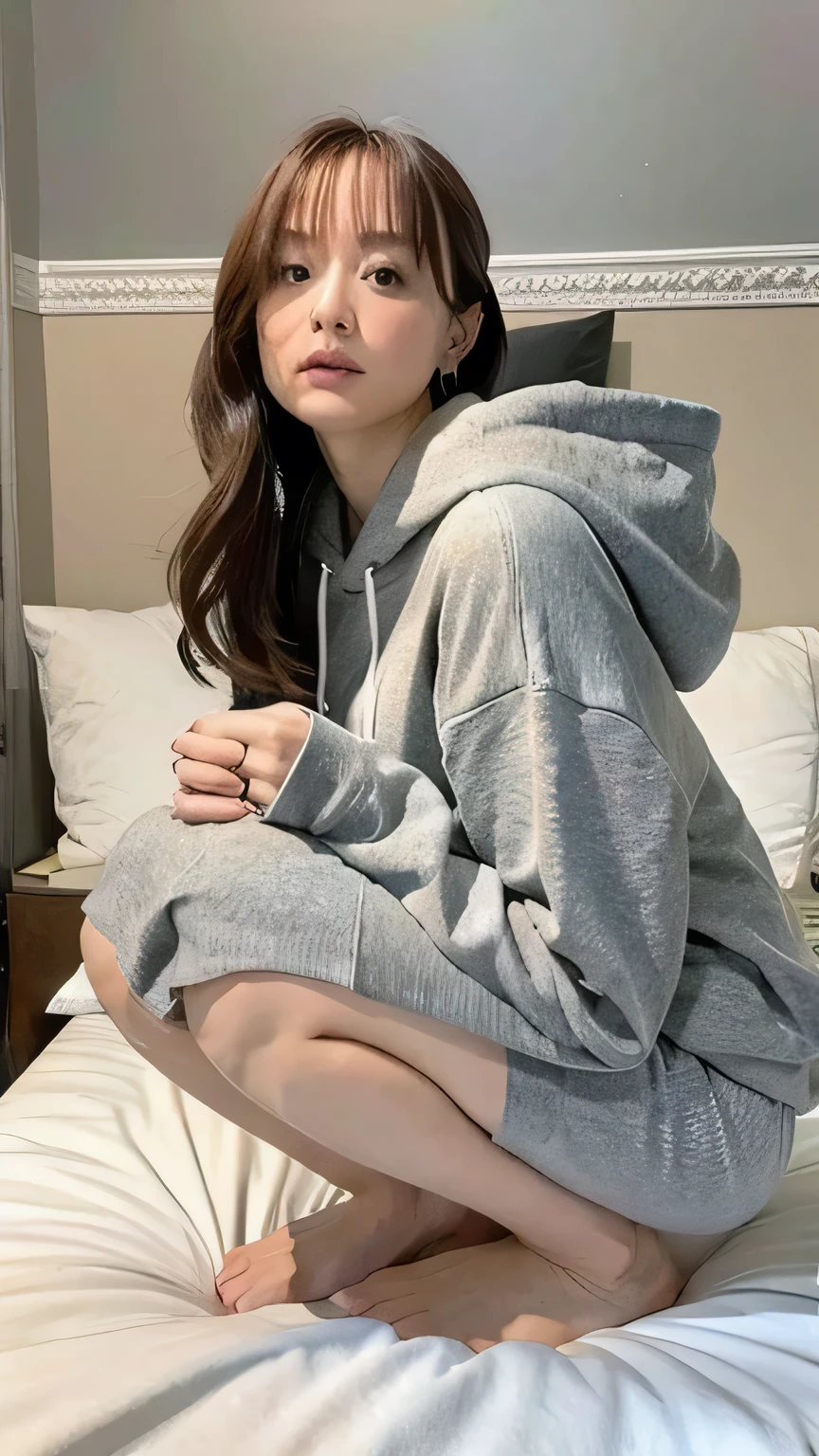 grey large hoodie、Kneeling in bed 
