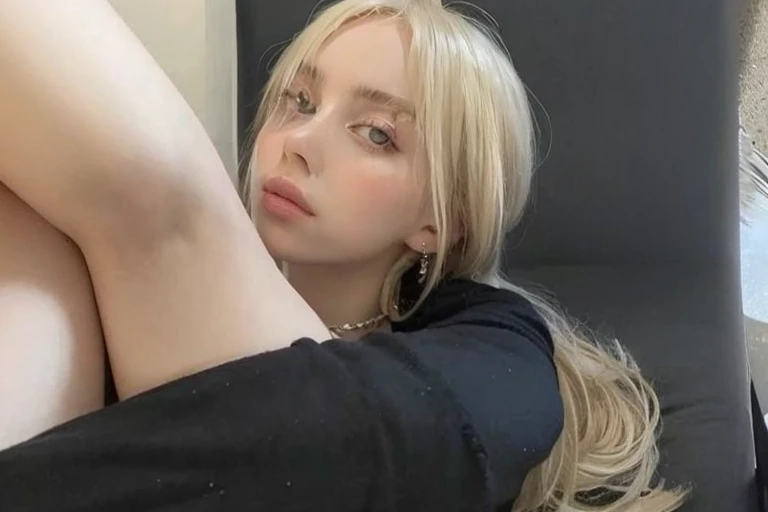 mujer rubia de pelo largo acostada en una silla con las piernas cruzadas, Ava Max, taken in the early 2020s, Cabello largo y rubio y ojos grandes, Cabello largo y rubio y ojos grandes, Angelawhite, Yelena Belova, pale fair skin!!, cabello rubio y ojos grandes, Diosa rubia, cabello rubio muy, very pale, con cabello largo y rubio