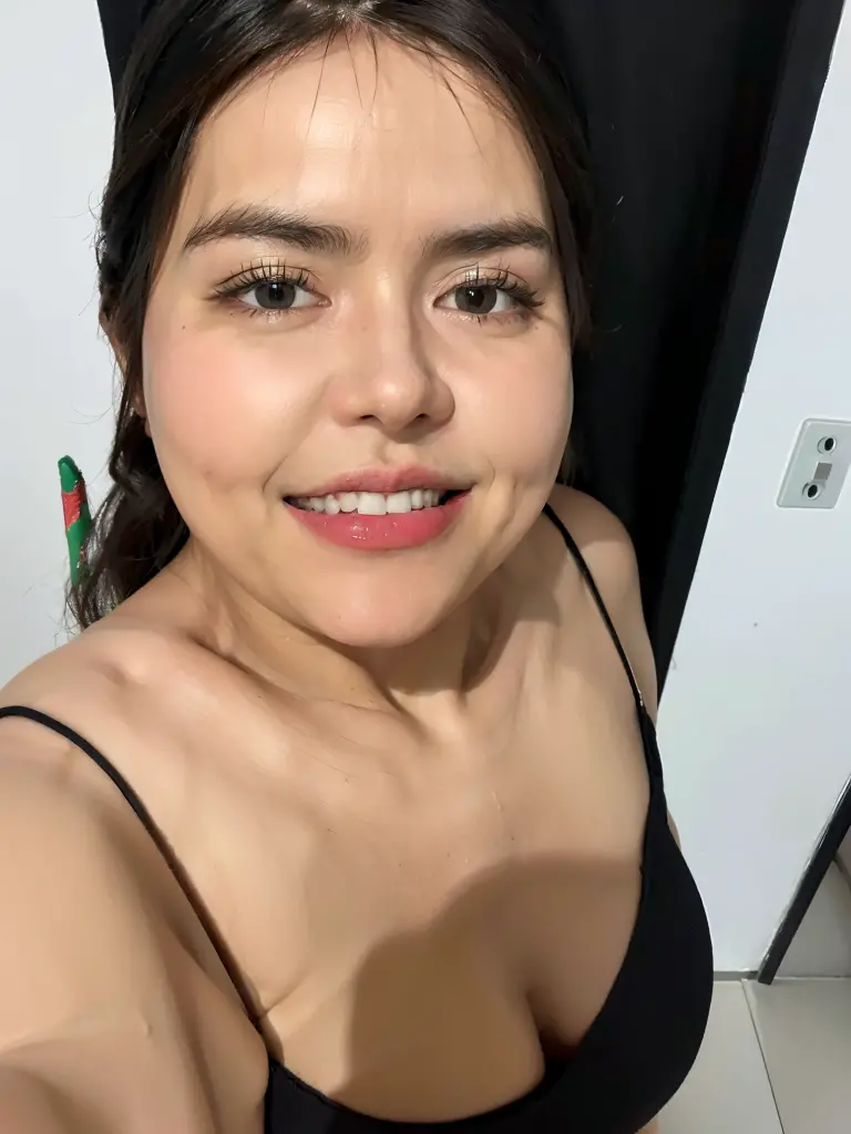 there is a woman in a black blouse smiling at the camera, selfie de uma jovem mulher, sem maquiagem, brilhante, Mulher de 30 anos, 3 0 anos de idade mulher, Face is brightly lit, she's facing the camera, pele suada!!, rosto sexy com maquiagem completa, no facial features, Cara Sexy, lindo rosto latino, Fotografia selfie 8k