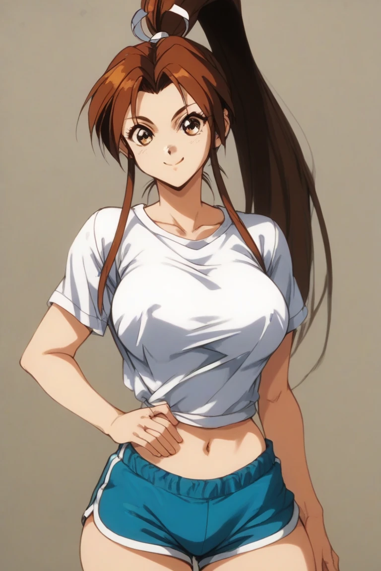 Une jeune femme dans un style manga shonen.
Elle porte un bandana qui couvre le dessus de sa tête, laissant voir ses cheveux longs et bruns.
Ses yeux sont noirs et elle a un trou visible dans l'un de ses sourcils.
Son haut consiste en un débardeur avec un kimono à manches courtes, ouvert, qui s'arrête à la taille.
Autour de sa taille, elle a une ceinture faite d'une corde nouée.
Elle porte un pantalon large et des sandales japonaises ("tongs").

