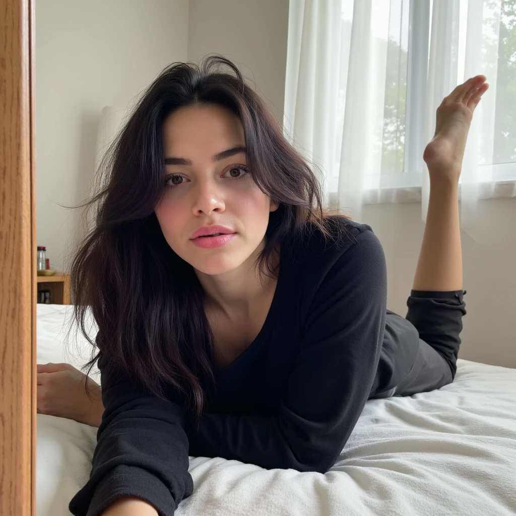 photo of a beautiful spanish woman with black hair and perfect face, Brown eyes, Acostado en la cama