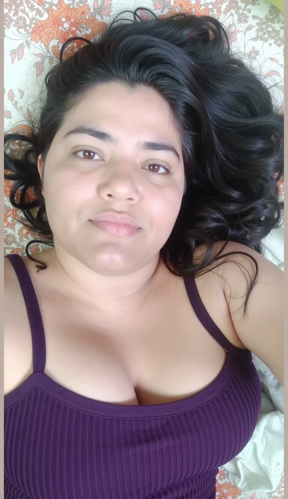 mulher sorridente com cabelo preto longo e um top preto, 3 0 s de idade mulher, Mulher de 30 ano2 8 anos, anos, 2 9os, 3 2 an 2 3 anos,2 anos, 2 nos, 21 an 18 anos, anos