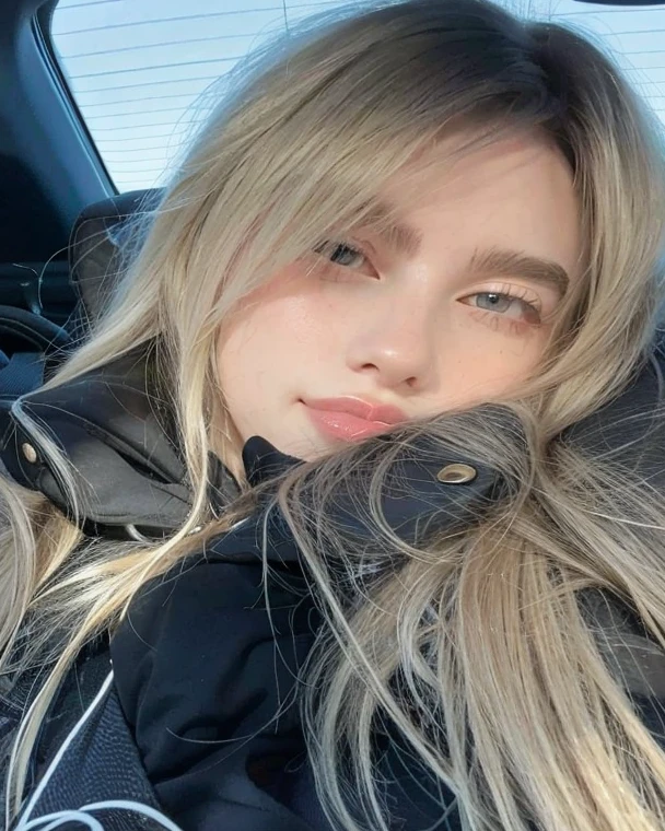 Face of a woman, americana, age 25, pale skin and freckles, grey-eyed, delicate nose, soft and delicate lips, Long Wavy Gray Blonde Hair, Sweet smile, cabelo solto e cheio