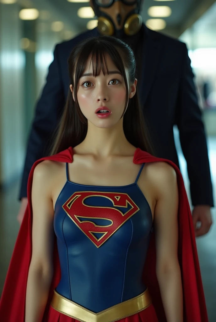 Best Quality、Masterpiece、Supergirl raised her arms、2人の年配の男性にUnderarmを差し出す、(Two old men criticizing Supergirl、Underarm:1.4)、