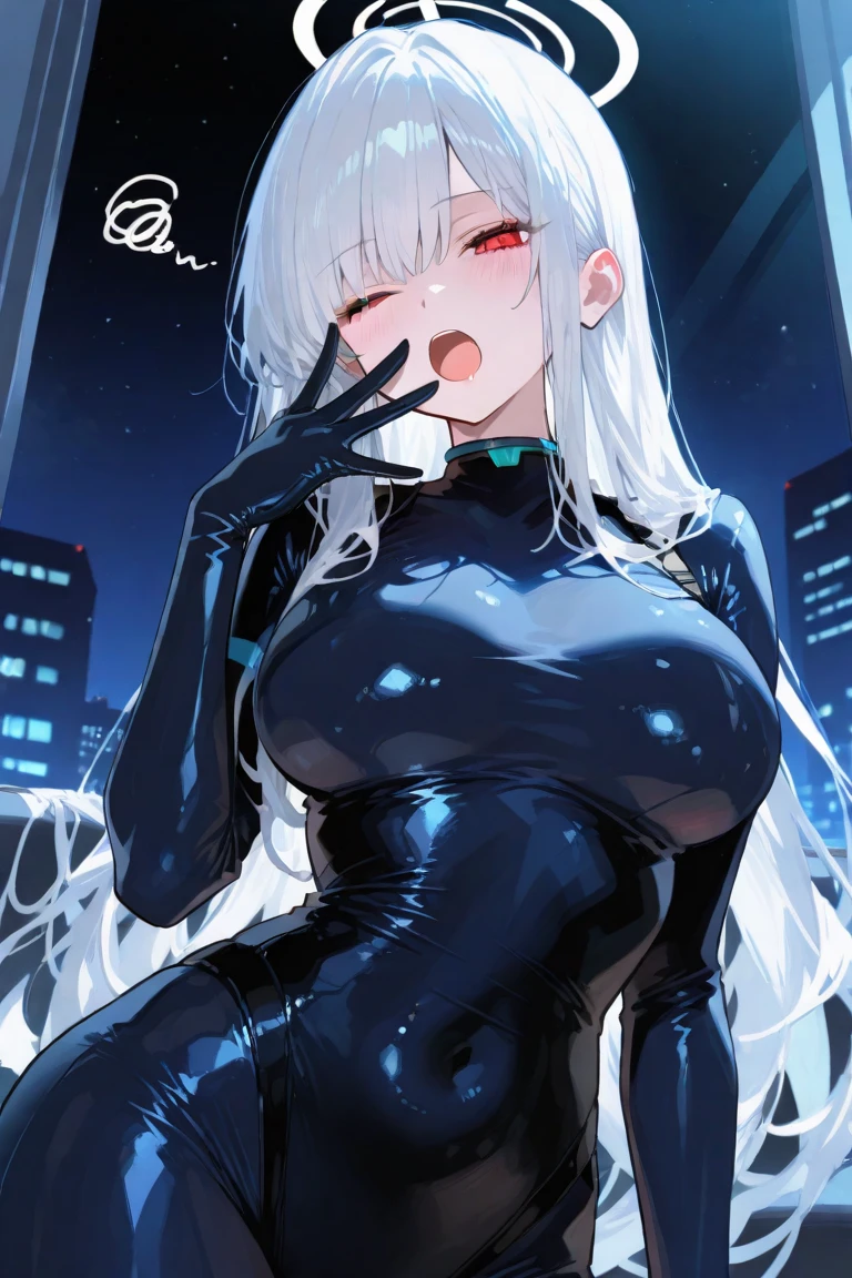Femme, cheveux noirs, plaisir, très petits seins, musclé, dodu, cuisses épaisses, hanches larges, position sexy, combinaison en latex noir et blanc collé au corps, mains sur les seins, jambes ouvertes