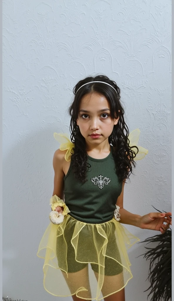 There's a girl dressed in a bee costume, Em um estilo de Halloween, (abelha), abelha maia, abelha grande, em um vestido extravagante, menina treinador do inseto, she is smiling and happy, abelha, she is smiling and excited, usando um vestido extravagante, Abelha feliz, amarelo e preto, Traje de alta qualidade, ela expressando alegria, menina jovem e bonito
