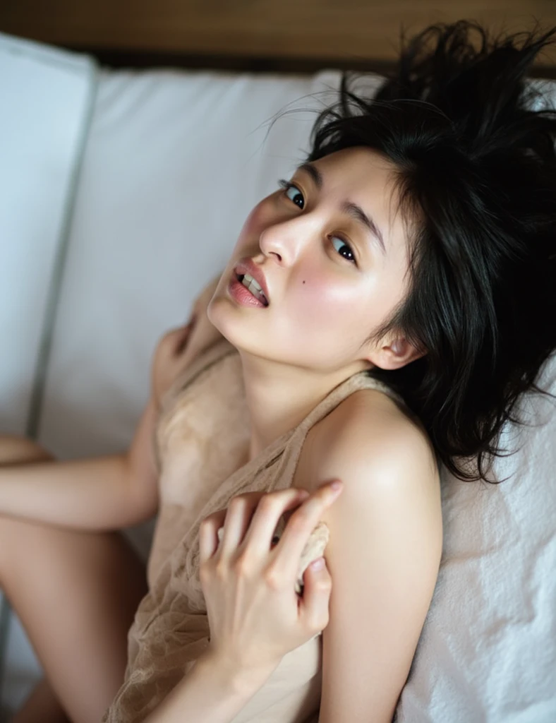 top-quality、masterpiece、超A high resolution、(Photorealsitic:1.5)、Raw foto、1girl in、murky、deep-shadows、Unobtrusive、cold light、sexy appearance、shorth hair、((very_short_hair)), naked portrait, nude photography, shiny nipple, messy wet long hair, laying in bed, perfect smooth armpit, open legs