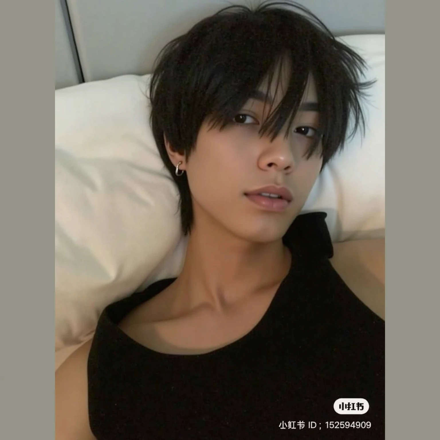 hombre arafed con la cara sin camisa y un corte de pelo desordenado, xqc, Cabello medio largo, androgynous face, 18 years, tommy 1 6 years, con pelo largo y oscuro, perfect hermoso rostro, pelo liso, esponjoso, largo y puntiagudo, hermoso rostro, con pelo largo y ojos penetrantes, androgynous person, foto de perfil en la cabeza, handsome japanese demon boy