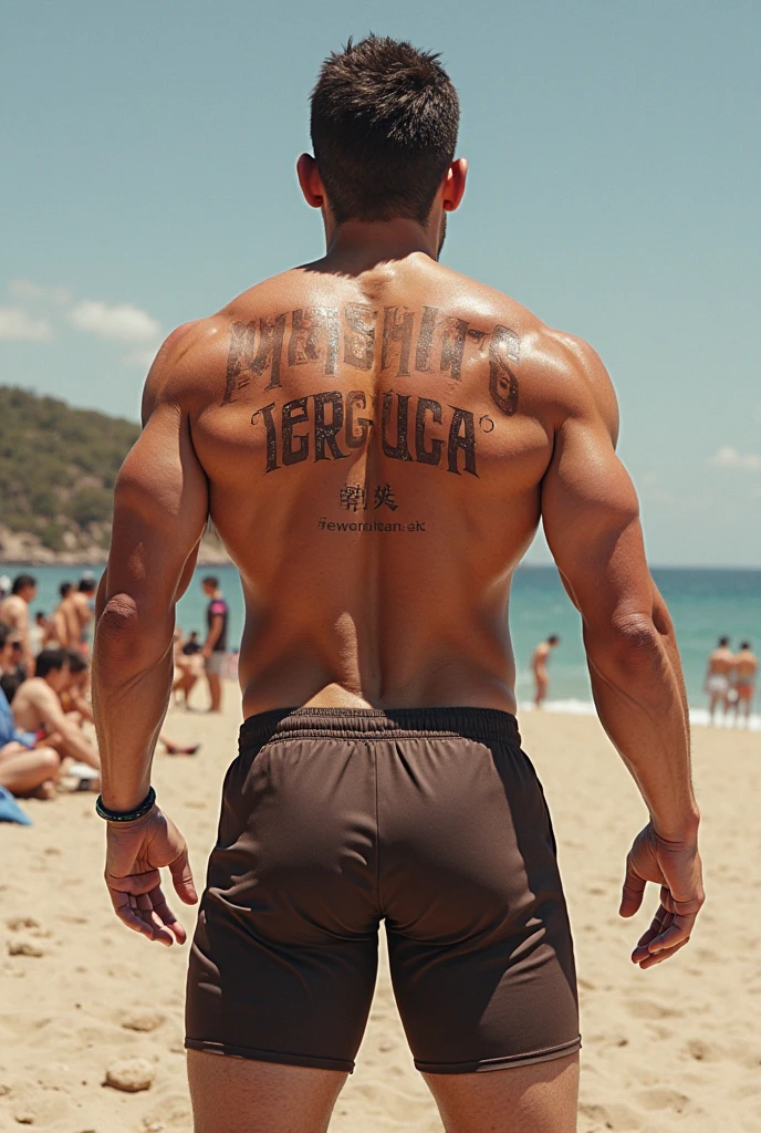 a spearman, that is not a bodybuilder, em uma praia, with your back to the photo and facing the sea, wearing swimming trunks with the words S2 written on them