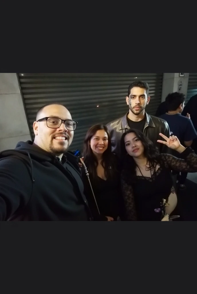 Homem e duas meninas posando para uma foto em um quarto, Toninho Matelli, foto de perfil, foto do perfil, comissionado, family photo, Foto tirada em 2018, Frank Frazeta, EUA-Set 20, jeremy enecio, belos arredores, obra-prima da obra de arte, Frank Frazzetta, oficial, Kyle Hotz, foto de perfil
