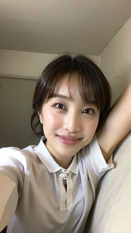 Woman in white t-shirt、smile、Crying in the right eye