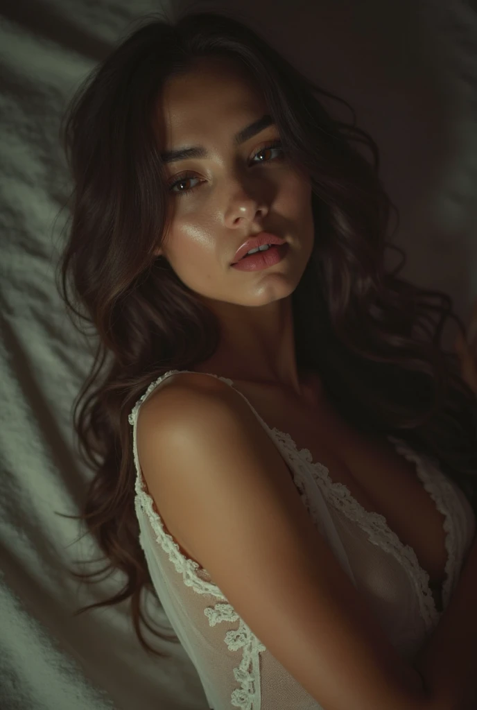 Chica pelo negro acostada en la cama en ropa interior，Ropa dispersa