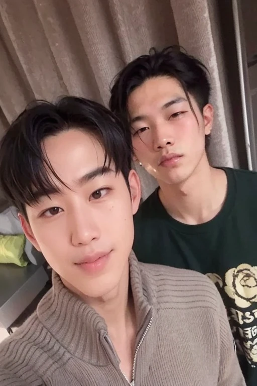 Selfie, two guys, paparazzi footage, screenshot video, fundo desfocado
