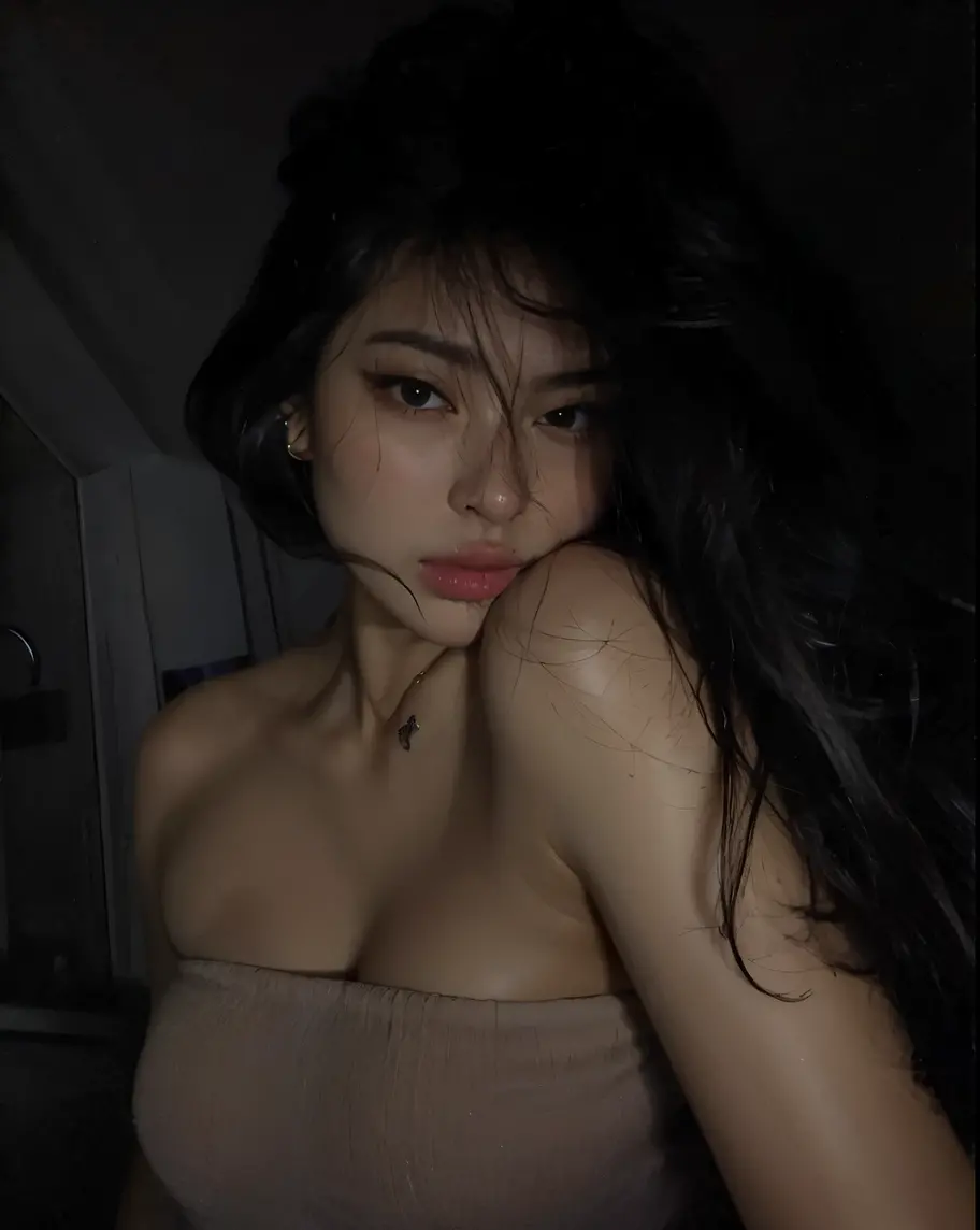um close up de uma mulher com caBelo comprido em um vestido, imagem em preto e Branco, senhora sedutora, em preto e Branco, Cerveja Soft Devil Queen Madison, foto preto e Branco, B&w foto, Sensual expression, Cerveja Madison, Madison Beer Girl Retrato, imagem em preto e Branco, com um sorriso sedutor, :: Cerveja Madison, preto & foto Branca