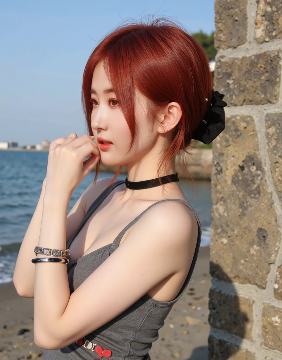 Mud building (genshin impact), Behind is the sea, 1girl, The background is blurred out,  Keep one's mouth shut , bare arms, accessories, bare sleeves, Bare shoulders, Red hair ,  Bracelet ,  choker necklace, cowboy lens, Side Body