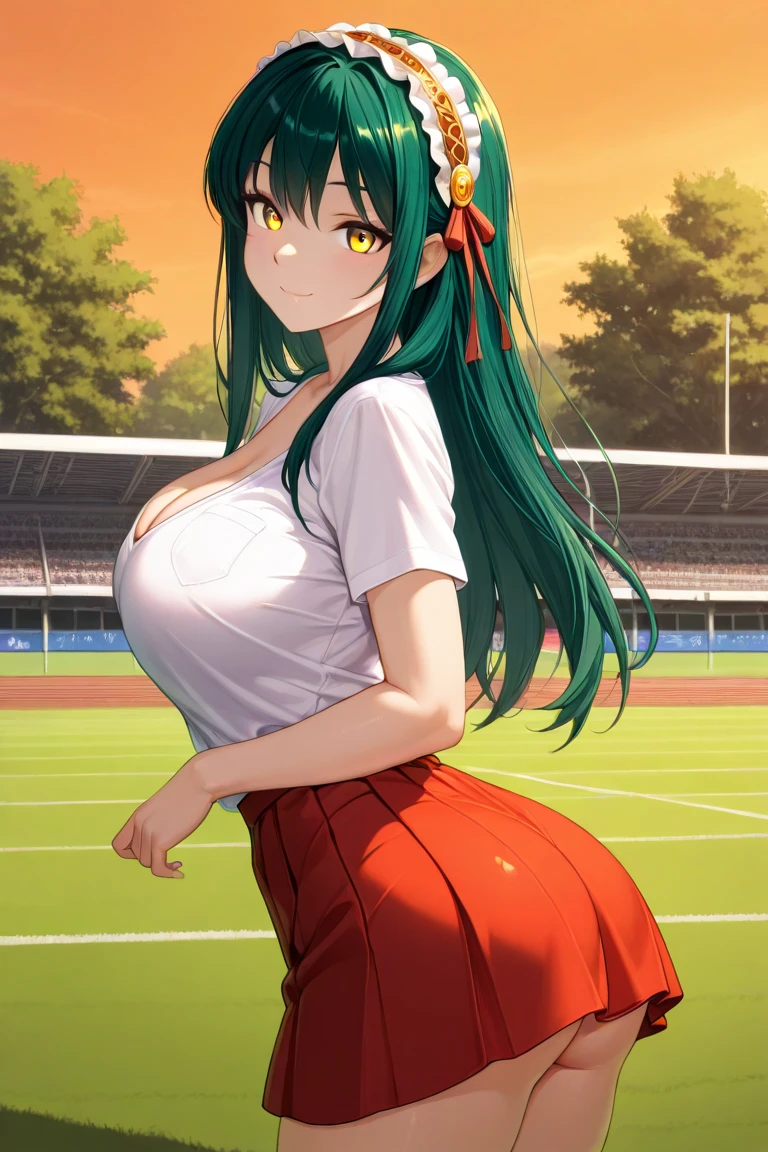 belle femme fine sexy aux yeux vert cheveux noir corps entier nu .porte un laisse noir ,sur la poitrine un tatouage de salamandre avec un arrière plan d'un terrain de football