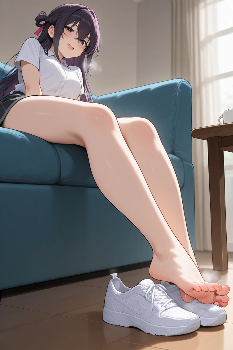 A girl with sky blue hair sat quietly on the sofa,Inadvertently exposed his proud chest,Holding Erlang's legs,From the bottom up, her legs appear very slender,Her jade feet are like people stepping on my face。