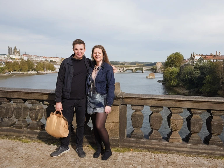 hay dos personas paradas una al lado de la otra en un puente, Foto de vacaciones, Aparcar en el fondo, with mountains in the background, Mountains in the background, con un parque al fondo, Ruinas en el fondo, in spain, with mountains in background, taken in the early 2020s, having a great time, colinas en el fondo