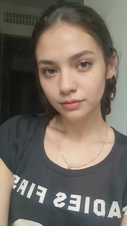 Joven BLANCA con rostro HERMOSO, Tender 19 year old girl, Chica con cabello bonito, en ondas cayendo por los hombros. Selfie taken with iPhone camera diagonally, enfocada en el rostro