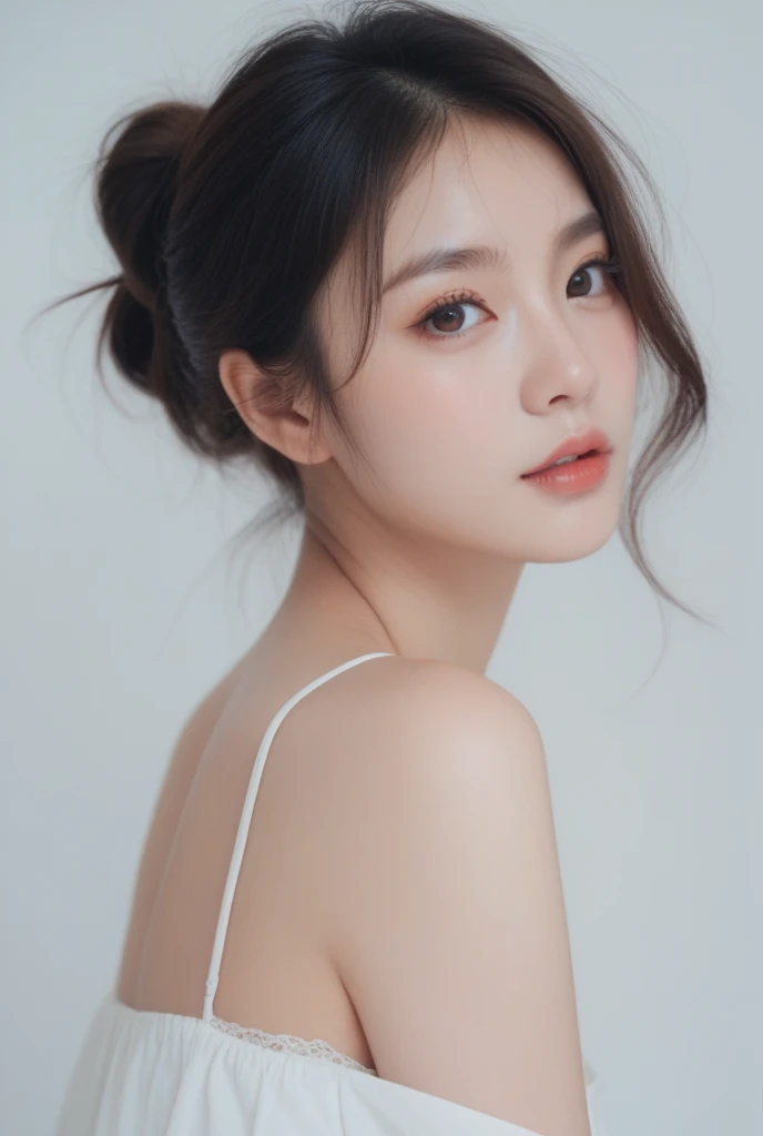 Uma coreana de 23 anos com Altura: 1,63 m, Tipo de corpo: Slim and athletic, Cabelo: Castanho escuro, longo e ondulado, Olhos: Castanhos escuros, grandes e expressivos, Rosto: Formato oval, with delicate features and fair skin, Outstanding features: Sorriso encantador, expressive eyes and striking presence inspired by Han Julie