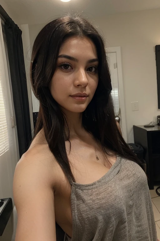 a magnificent young woman in her twenties, with Latino features. She has long, straight black hair that falls loosely over her shoulders. Her face has soft and balanced contours. She has large, well-defined dark brown eyes with long, thick eyelashes and well-arched black eyebrows. His nose is straight and slightly refined, proportionate to his face. Her lips are full and defined, with a natural color, and they are closed, contributing to her neutral expression. Her skin is matte, smooth and without visible imperfections. She is wearing a black t-shirt. She takes a selfie with an iPhone. She holds her credit card clearly visible in her right hand.