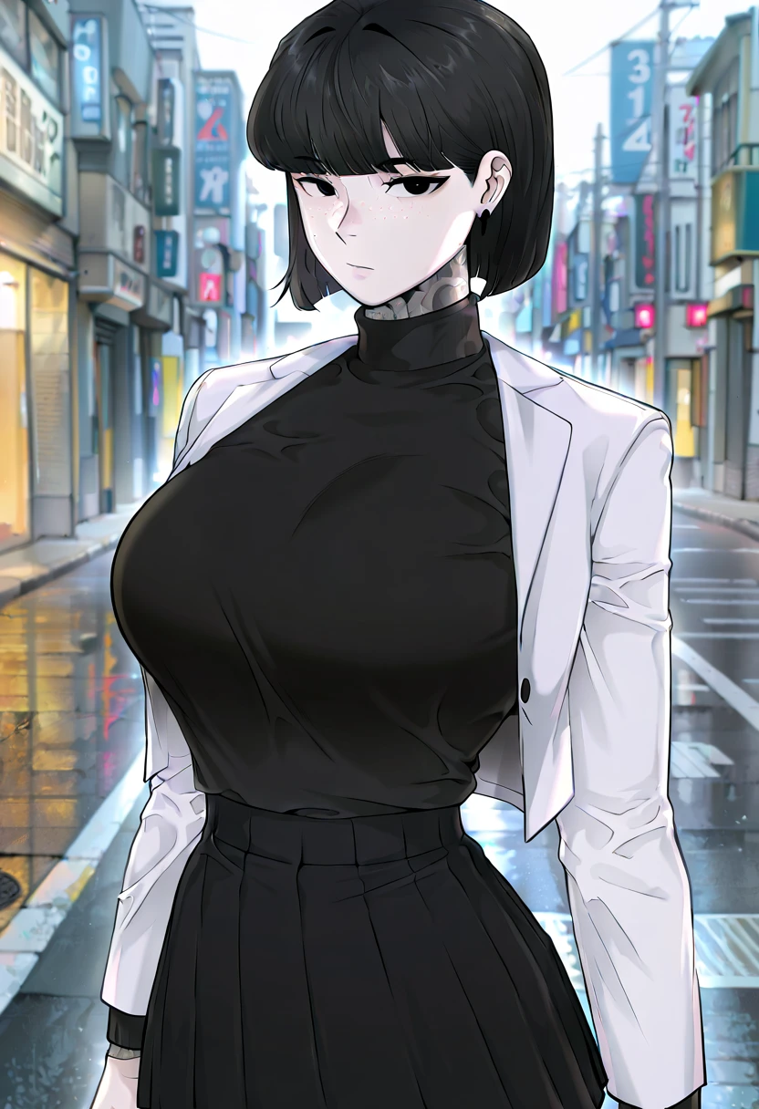 Fubuki vestida con una chaqueta de cuero negra, pantalon de mezclilla, camisa blanca y tacones negros