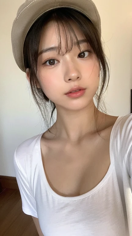 ((Realistic lighting, best qualtiy, 8K, tmasterpiece:1.3)), foco nítido:1.2, 1girll, Beautiful Women in Perfect Figure:1.4, Slim abs:1.1, ((dark brown  hair)), (White crop top:1.4）,（outside of house，during night：1.1），the city street，Ultra-fine face，Fine eyes，二重まぶた，torn laundry，Exposed cleavage，