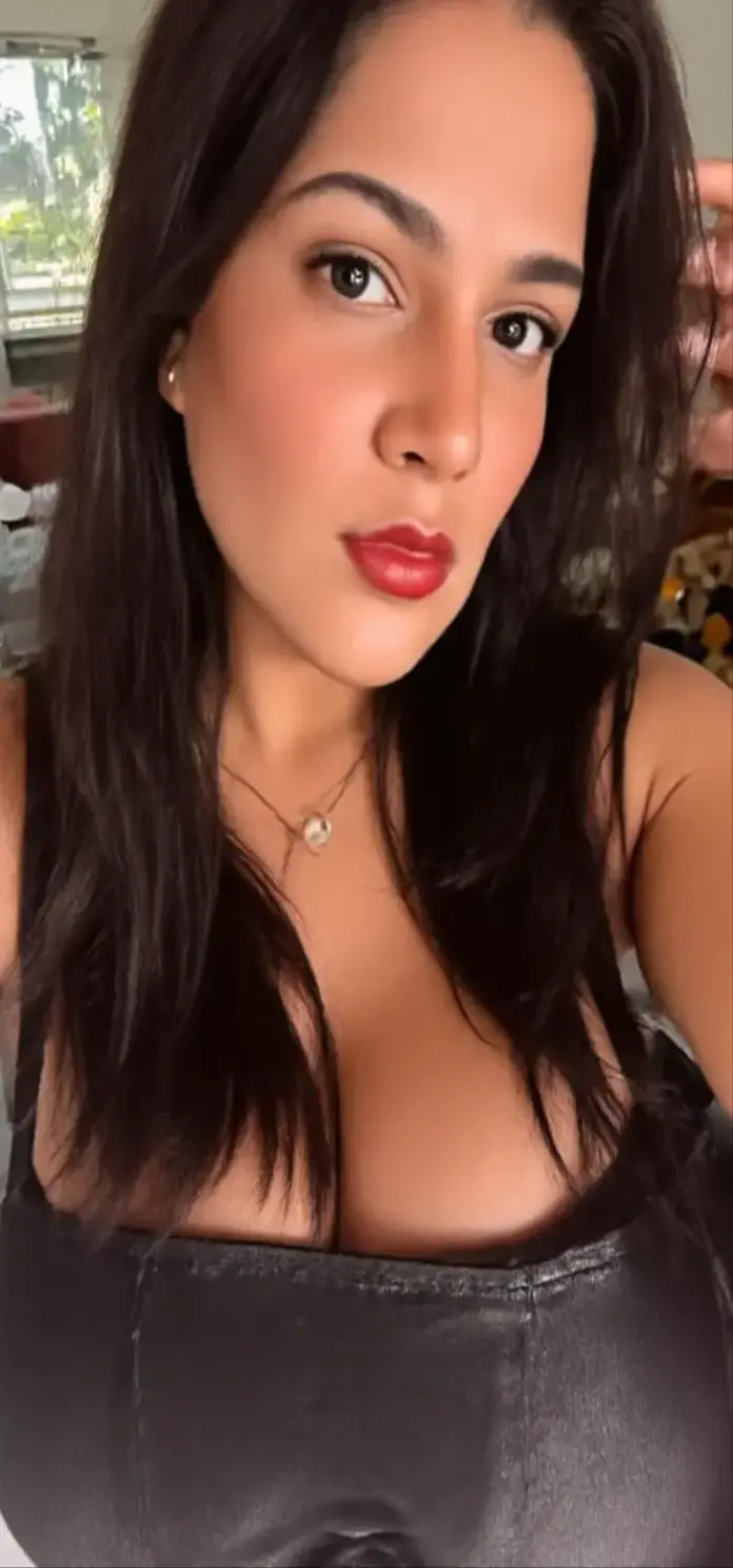 Let her big breasts be seen