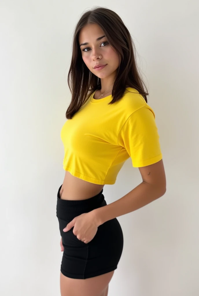 beautiful blonde woman ((blue colored eyes)) long straight hair is standing in an ordinary living room smiling wearing a ((green and yellow Brazil shirt)) e um shorts jeans curto seus blue colored eyes se destacam com seu lindo e longo cabelo loiro caindo sob seus ombros.