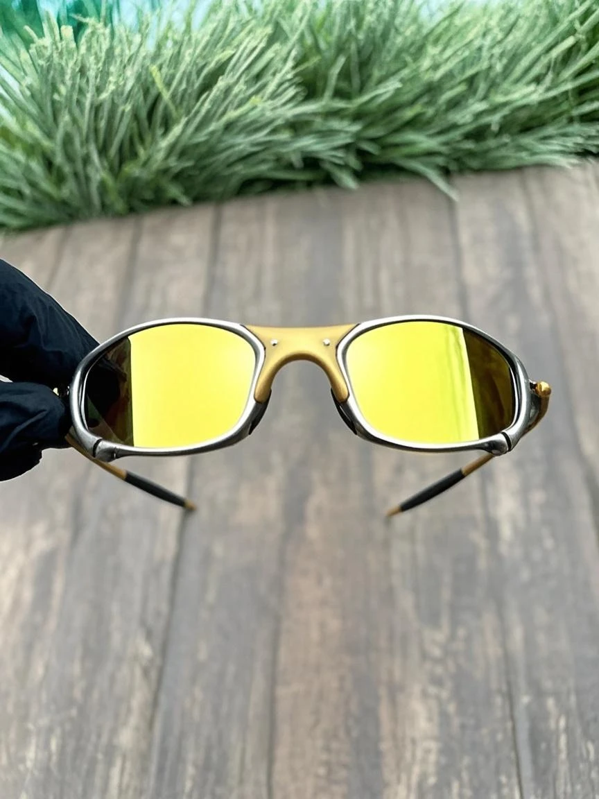 someone holding three pairs of sunglasses in his hand on a wooden floor, sun glasses, some glints and specs, 🕹️ 😎 🚬, sunglasses on, lente refletiva vermelha, Tons de espelho, sun glasses, with sun glasses, Tons, Tons bonitos, wearing oakley sunglasses, 🕹️ 😎 🔫 🤖 🚬, ✨🕌🌙, amazing shades