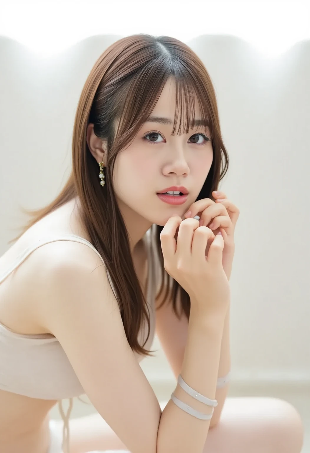 Right hand with chin resting normally、swollen nipples
