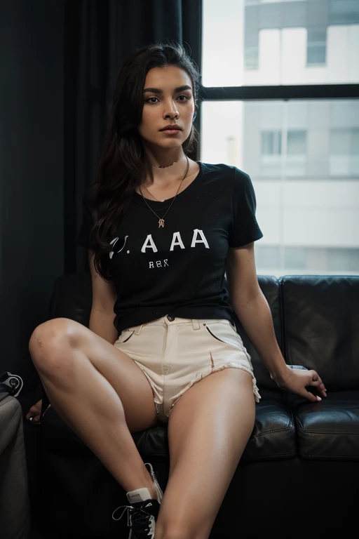 Foto de corpo todo, usando uma camiseta branca e uma calca preta