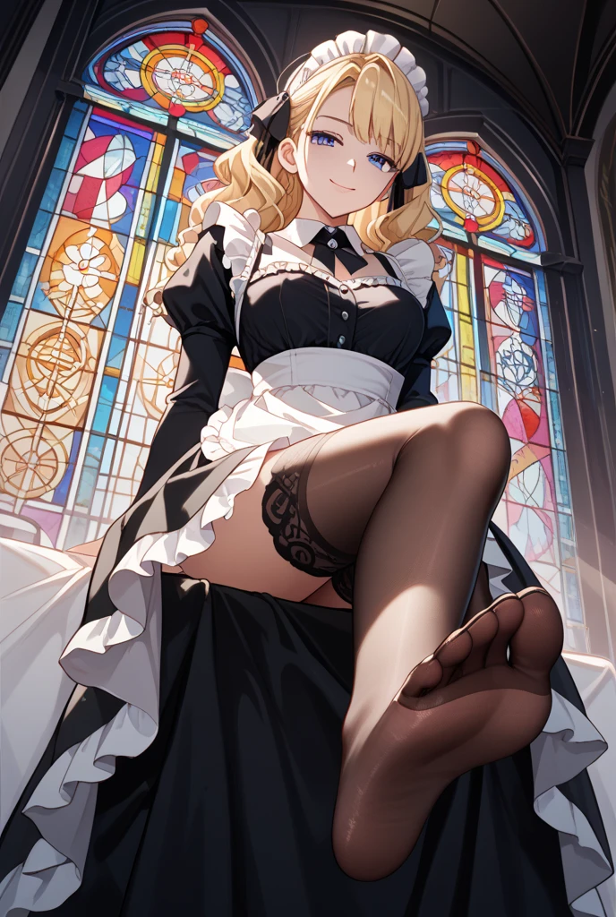 Vêtements de dentelle sexy cosplay père Noël bonnet de nain , couché, épaules nues, fesses, vêtements en dentelle pour les jambes, haut garni de dentelle, cheveux blonds, taches de rousseur, lit, chapeau