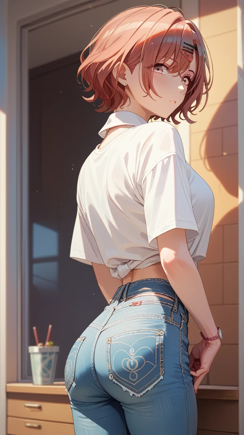 short, redheadwear, slickedback hair, eyes browns, big-ass, Small breasts, wearing very short shorts and a shirt that touches the breasts.