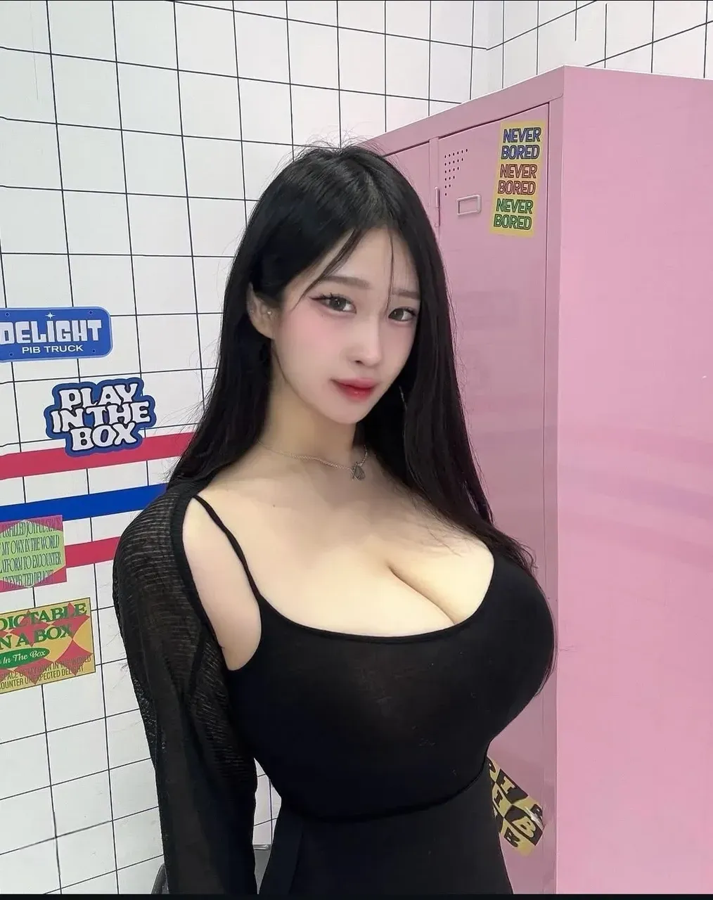 NSFW, 8K,ultra high definition,(masterpiece:1.2, best quality), (magazine cover), (많은 텍스트가 포함된 다채로운 magazine cover),fascinating, elegant, Trend, trend, radiant, head turner, dazzling, elaborate, very cool, dramatic, brave, ((swedish model) ((((emerald green hair)))), It shows off her enhanced look perfectly... She has perfect makeup, (((((huge sagging breasts,hbig breasts,Sexy))))), 그리고 is striking a sexy, erotic pose), Her body is perfectly toned, sunny beach background, (very detailed:1.2)((((100%all nude,Lots of pubic hair)))),((red lipstick)),Blue Eyes,(Very long hair),((bust)),