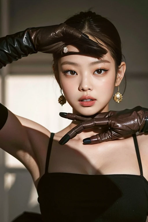 mujer araffe sentada en una silla con las manos en la cabeza, Blackpink Jennie, Guantes negros, aesthetic!!!!!! Genio femenino, JIA, dilraba dilmurat, Pose atractiva, Gongbi, Brazos alargados, pose sexy, pose distorsionada, Chica coreana, Guantes largos blancos, con los brazos en alto, Jossi de Blackpink, hands behind her pose!