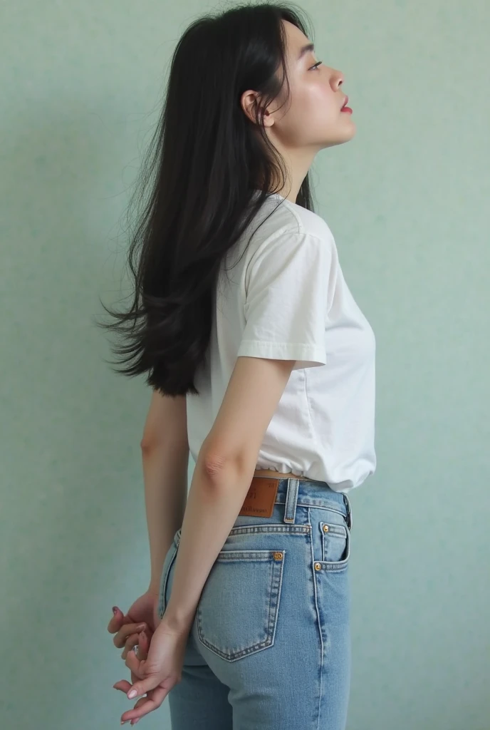masuterpiece, Best Quality, Illustration, Ultra-detailed, finely detail, hight resolution, 8K photographic, Perfect dynamic composition, from front, 1 japanese girl, Beautiful detailed eyes, long Medium wavy Hair, wearing t-shirts:1.2, bell-bottom pants, make up:1.1, Random poses,Smile, Omotesando Street Walk, 28 years girl