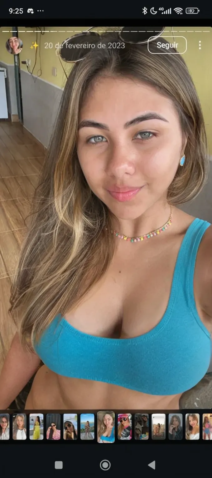 fotografia, foto de mulher bonit selfie na academia