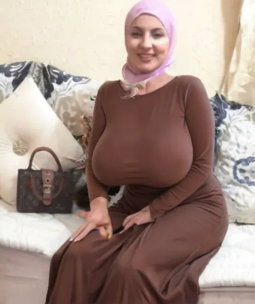 gravure, from the chest up, masutepiece, Best Quality, Ultra-detailed, Photorealistic, super detailed skin, Perfect Anatomy, (1 Malaysian), (Solo), 84 years old, Large breasts, Malaysian Hijab actress, nudes green, glamor, A sexy, Chromo-white skin, Looking at Viewer
