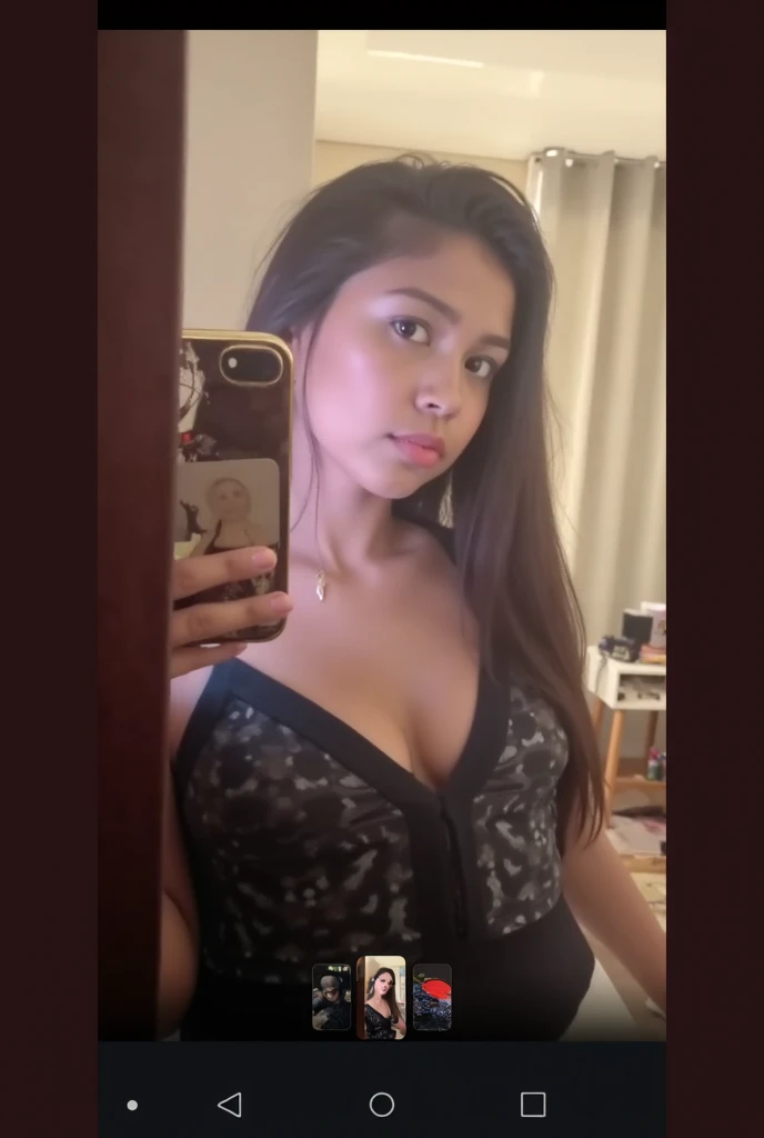 mulher sentada na cama segurando um gato preto e tirando uma selfie, ela tem cerca de 2 0 anos, ela tem cerca de 20 anos, Gata linda, 18 anos, ela tem cerca de 2 a 5 anos de idade, ela tem cerca de 3 0 anos, ela tem cerca de 30 anos, 2 2 anos, 21 anos, Garota sexy