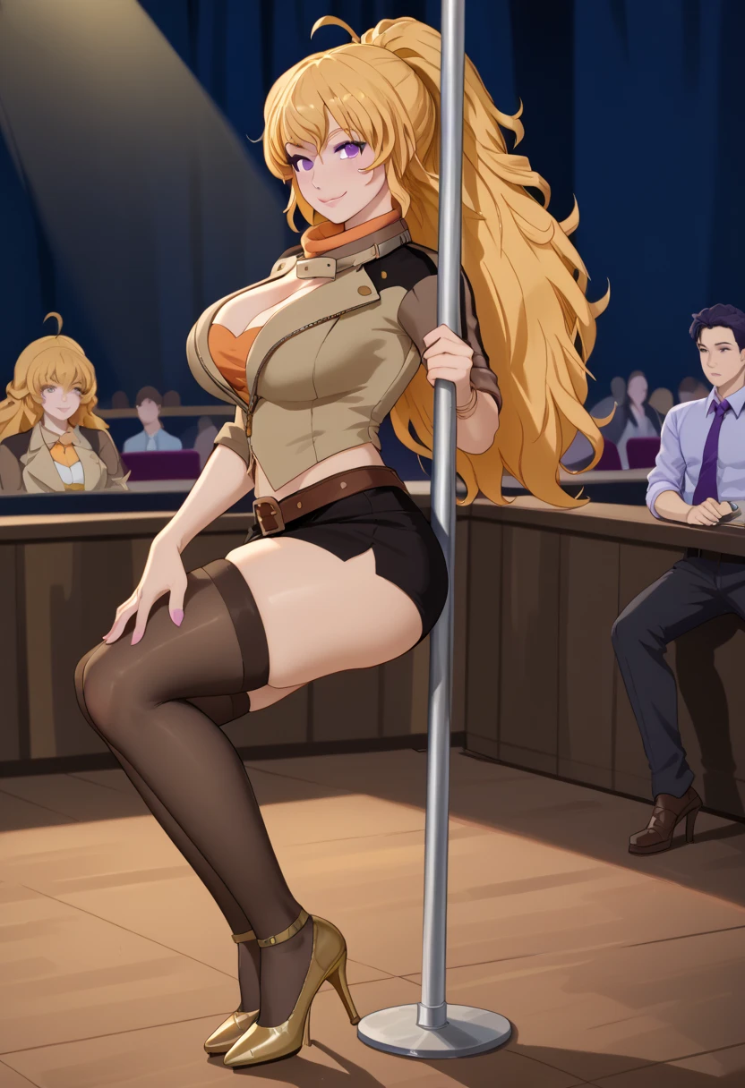 Blonde、Nipples、tits、suit、garter belt、Inserting a dildo into pussy、Open your legs while crouching、Perfect body、Semen overflows from pussy、Surrounded by a large group of men