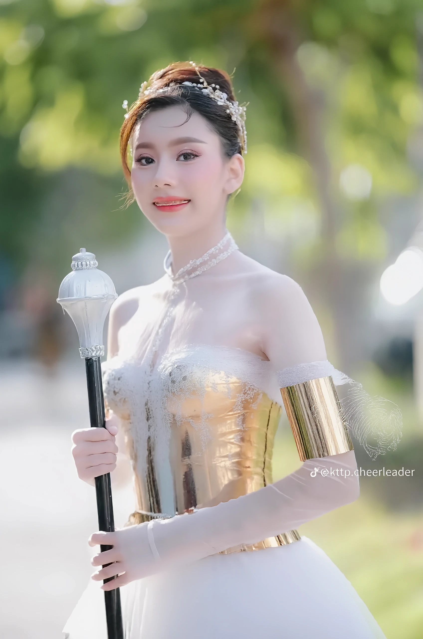 (best quality、masterpiece、8K、Highest image quality、Surrealism、Award-winning works)、(1 beautiful girl:1.4)、(Photos of people:1.4)、(Outdoor cap:1.1)、(woman's woman化粉色背心衬衫:1.2)、(Cute Girls Vest Shirt:1.2)、(Distressed denim shorts:1.1)、,White shoes,Stand gracefully、Huge waterfall、Beautiful waterfall、soda water、Light mist、Blurred background、Intricate forest、In a mysterious and majestic forest、Many beautiful trees々、Boulders、Rock Wall、Magnificent natural scenery、Woman in the majestic forest、Beautiful sunlight shining through the leaves、Beautiful clear water、When you look at me I smile the biggest smile、(Accurate anatomy:1.1)、Natural Makeup、Ultra HD Glowing Skin、Ultra-HD Glow Skin、Ultra HD Glossy Lips、Ultra-high definition teeth beauty,