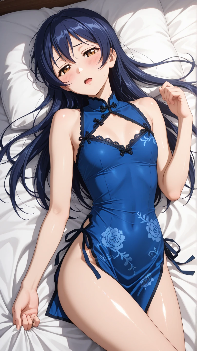 highest quality、complete limbs、full finger、one beautiful woman、black haired woman、straight hair woman、female professional wrestler、((A woman wearing a navy blue one-piece school swimsuit:1.3))、((woman wearing brown pantyhose:1.3))、((Bedroom、bed))、A woman lying with her head on a pillow、big smile、legs wide open