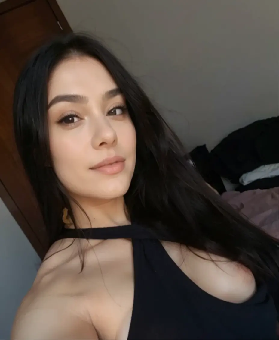 Uma mulher muito bonita de 28 anos, cabelo preto comprido, em lingerie sexy,