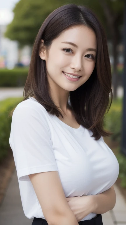 Japanese women、Big eyes, round face, smiling face、Large breasts、White T-shirt、Short jeans