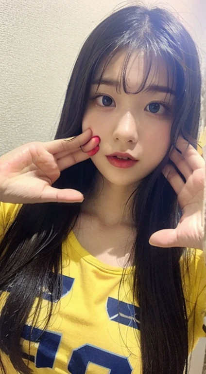 Japanese Girls、17 years old、Forehead Baring、Long Straight Hair、Short sleeve shirt、Sticking tongue out face、Sticking out tongue、
