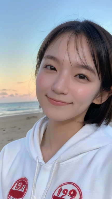 20 years girl、kimono,yukata、Beautiful pattern、dark brown hair、A smile、Teeth alignment is clean、The upper part of the body、cute little、An ultra-high picture quality、top-quality、masterpiece、Sunlight is shining in、the setting sun、sea、shores