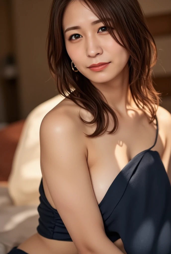 Kiera Knightley, 25 ans, rousse, yeux bleus, delicate, poudre de contour, sexy, cleavage , French touch, cheveux de longueur moyenne, grains de beauté, sourire romantique, Seductive look, bonne couverture, éclairée par les flashs des photographes, skin details, pores de la peau, Appareil photo numérique Kodak Smile 10MP, tendance on Behance, colorful clothes,  ornement de cheveux, hairclip, cheveux moyens, rougit, (des mains parfaites) ,dans une chambre d'hotel, de nuit, Dark light, , Red neon lighting,dans le lit, sous les draps, topless