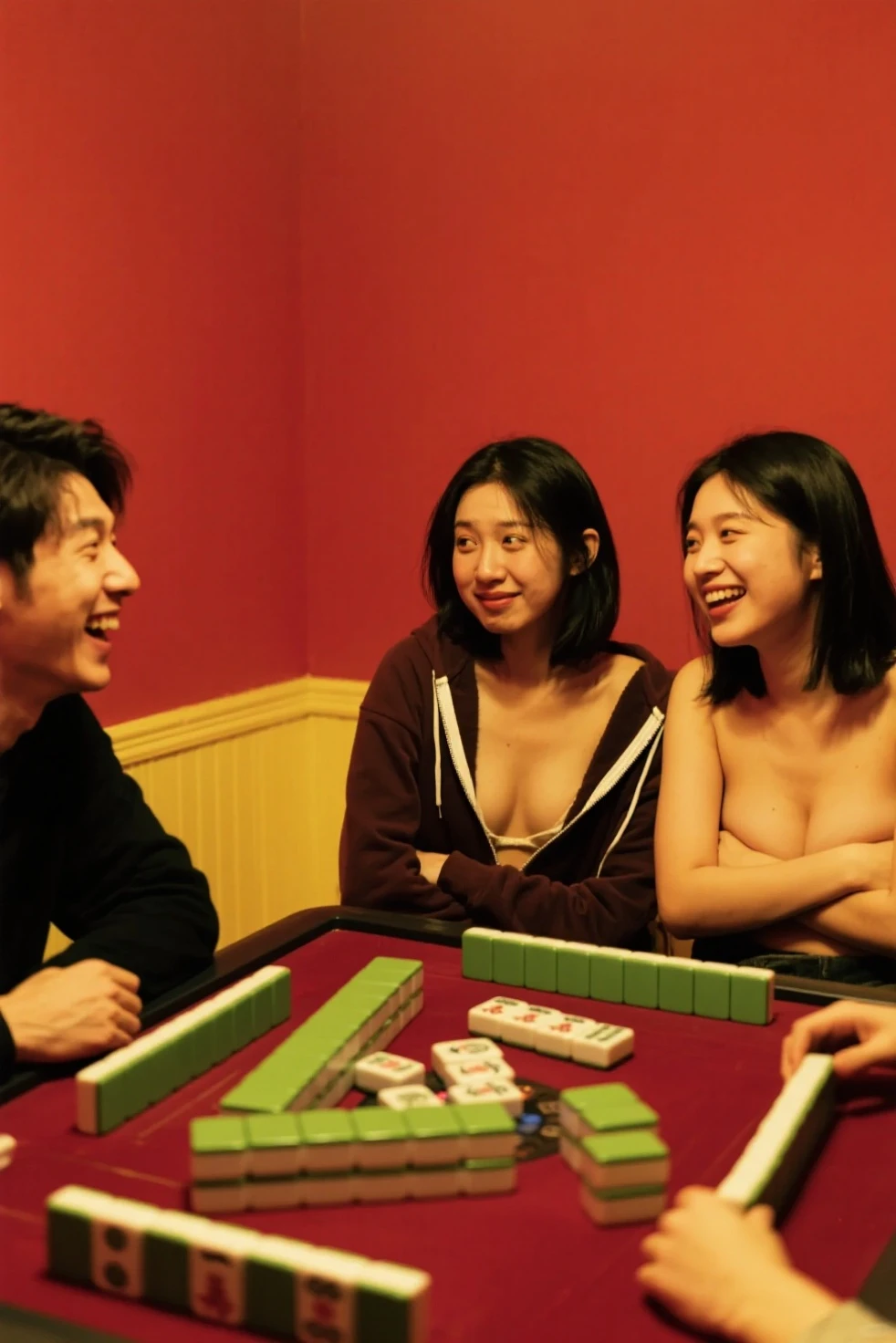 Japanese people playing poker、I'm a vagrant.、This person is poor。And at the very last moment I went all in and won.。This person is smoking a cigarette